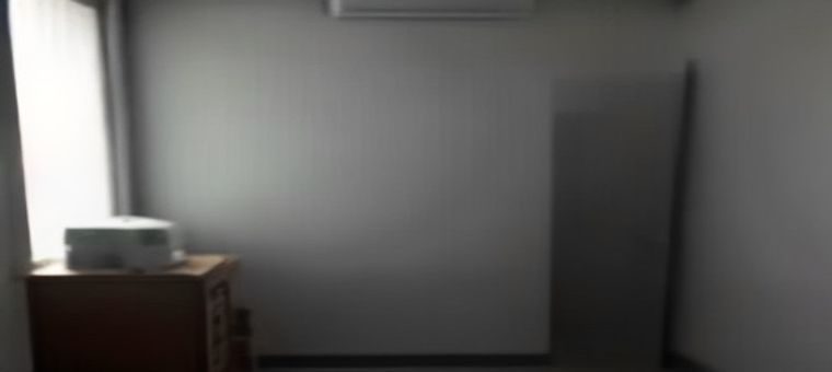妇科医生在明亮诊室内查看MRI影像，屏幕显示盆腔结构图像，用于石女MRKH综合征的精准诊断